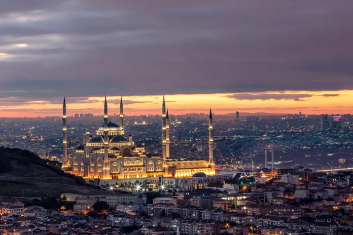 istanbul_turkey_shutterstock_2535815735-696x464