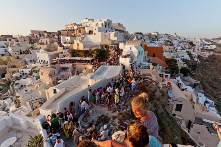 santorini_tourists_shutterstock_298725983