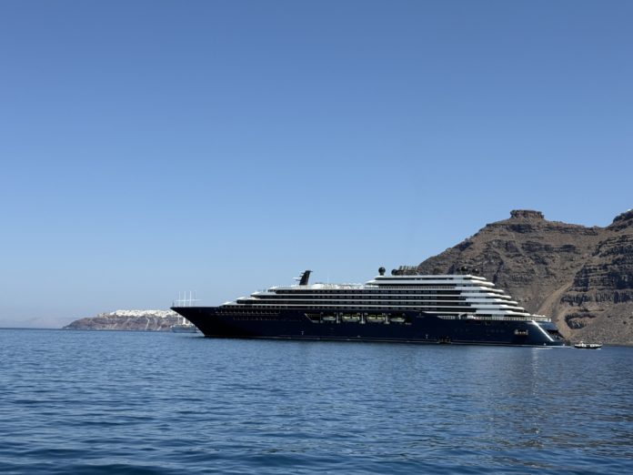 SANTORINI-2025-MONEY-TOURISM-PHOTO-IMG_7760-696x522