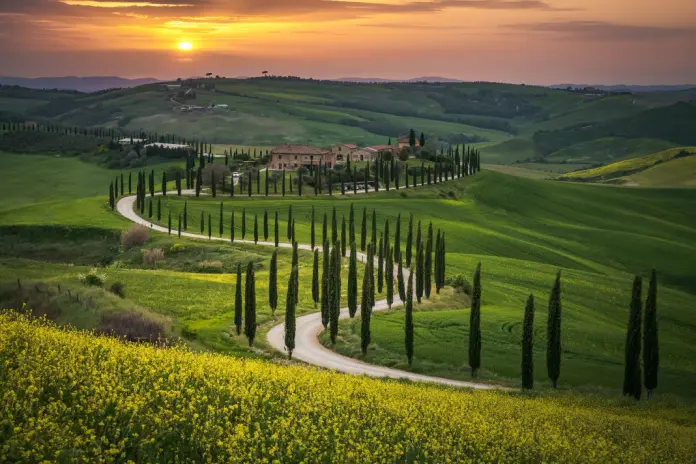 shutterstock_1299407743-696x464