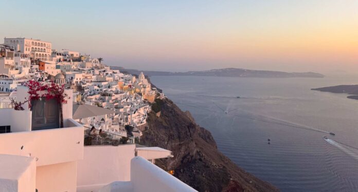 santorini-696x374